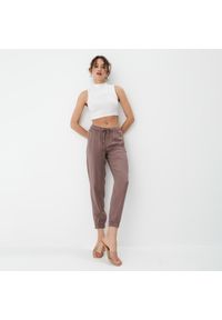 Mohito - Brązowe spodnie joggery - Brązowy. Kolor: brązowy