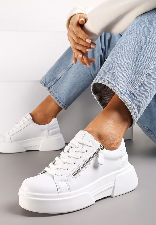 Renee - Białe Skórzane Sneakersy na Platformie z Ozdobnym Suwakiem z Boku Leomiana. Kolor: biały. Materiał: skóra. Obcas: na platformie