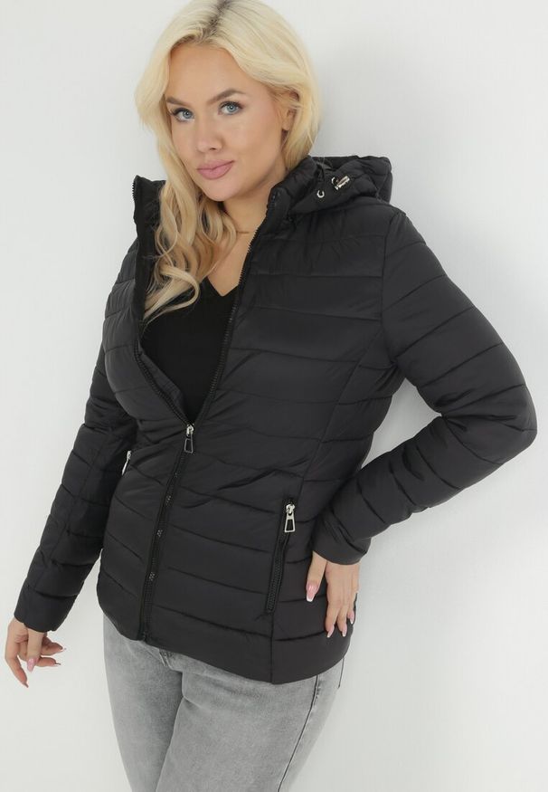 Born2be - Czarna Kurtka Pikowana Stelle. Okazja: na co dzień. Kolekcja: plus size. Kolor: czarny. Długość: długie. Wzór: gładki. Materiał: tkanina, materiał. Długość rękawa: długi rękaw. Sezon: jesień, zima. Styl: casual