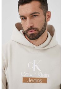 Calvin Klein Jeans bluza męska kolor beżowy z kapturem z nadrukiem. Typ kołnierza: kaptur. Kolor: beżowy. Materiał: bawełna. Wzór: nadruk #4