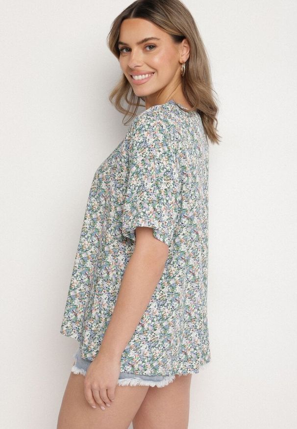 Born2be - Niebieska Bluzka z Wiskozy z Dekoltem w Serek i Koronkowym Zdobieniem Folasena. Okazja: na co dzień. Typ kołnierza: dekolt w serek. Kolor: niebieski. Materiał: wiskoza, koronka. Długość rękawa: krótki rękaw. Długość: krótkie. Wzór: aplikacja. Styl: elegancki, casual