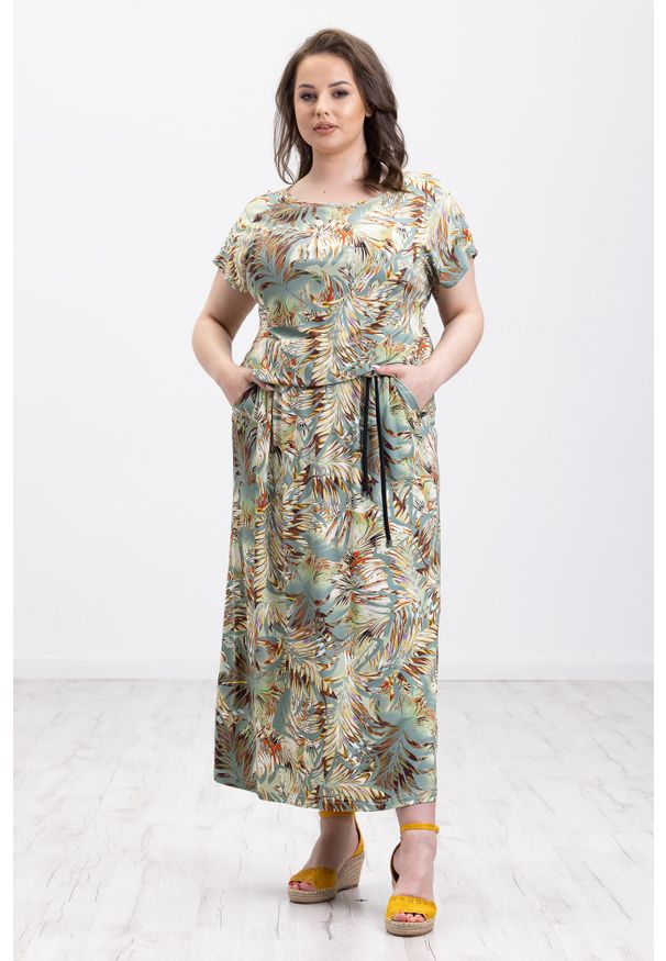 Moda Size Plus Iwanek - Oliwkowa sukienka Salma MAXI XXL OVERSIZE LATO. Okazja: na co dzień, do pracy. Kolor: oliwkowy. Materiał: wiskoza, materiał, włókno, elastan, dzianina, jeans, tkanina. Długość rękawa: krótki rękaw. Sezon: lato. Typ sukienki: oversize. Styl: boho, casual. Długość: maxi