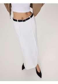Reserved - Spódnica maxi z paskiem - biały. Kolor: biały. Materiał: dzianina, bawełna #1
