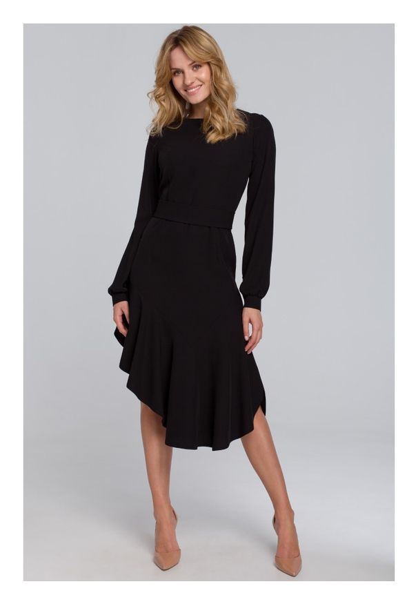 Makover - K077 Asymetryczna sukienka z falbanką - czarna. Okazja: na imprezę. Kolor: czarny. Materiał: tkanina. Długość rękawa: długi rękaw. Typ sukienki: asymetryczne. Styl: elegancki. Długość: mini