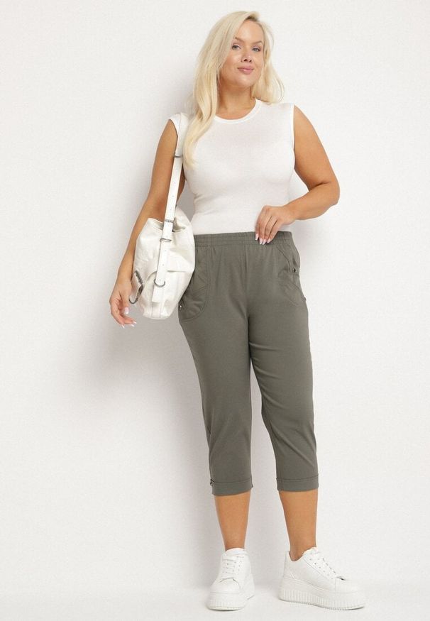 Born2be - Zielone Spodnie z Wiskozą i Ozdobnymi Guzikami Lireza. Okazja: na co dzień. Kolor: zielony. Materiał: wiskoza. Styl: klasyczny, casual