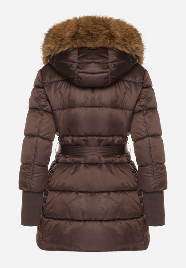 Born2be - Brązowa Kurtka z Pikowanymi Przeszyciami Paskiem i Kapturem z Futrem Lidanessa. Okazja: na co dzień. Kolor: brązowy. Materiał: futro. Styl: casual