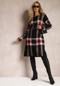 Renee - Czarna Pudełkowa Sukienka Dzianinowa Midi w Kratę Farbia. Kolor: czarny. Materiał: dzianina. Wzór: aplikacja. Sezon: zima. Długość: midi