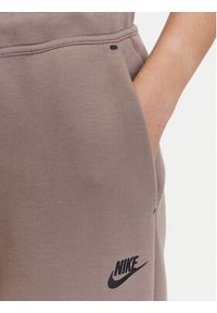 Nike Spodnie dresowe Tech Fleece HV6779 Brązowy Regular Fit. Kolor: brązowy. Materiał: bawełna #4