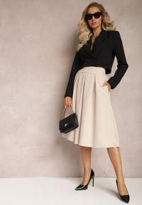 Renee - Beżowa Spódnica o Rozkloszowanym Fasonie Midi Oncene. Kolor: beżowy. Materiał: tkanina. Wzór: gładki