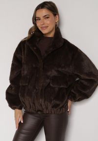 Born2be - Brązowa Kurtka Futerko o Kroju Bomberki z Kieszeniami Tiwedara. Okazja: na co dzień. Typ kołnierza: kołnierzyk stójkowy. Kolor: brązowy. Materiał: futro. Styl: elegancki, casual #1