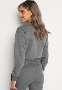 Born2be - Ciemnoszara Bluza z Dodatkiem Bawełny Wykończona Ściągaczami Evilaya. Okazja: na co dzień. Kolor: szary. Materiał: bawełna. Długość rękawa: długi rękaw. Długość: długie. Styl: casual, sportowy #5