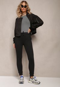 Renee - Czarne Spodnie Dresowe z Regularnym Stanem i Polarem Minnah. Kolor: czarny. Materiał: dresówka, polar. Sezon: zima. Styl: klasyczny #3