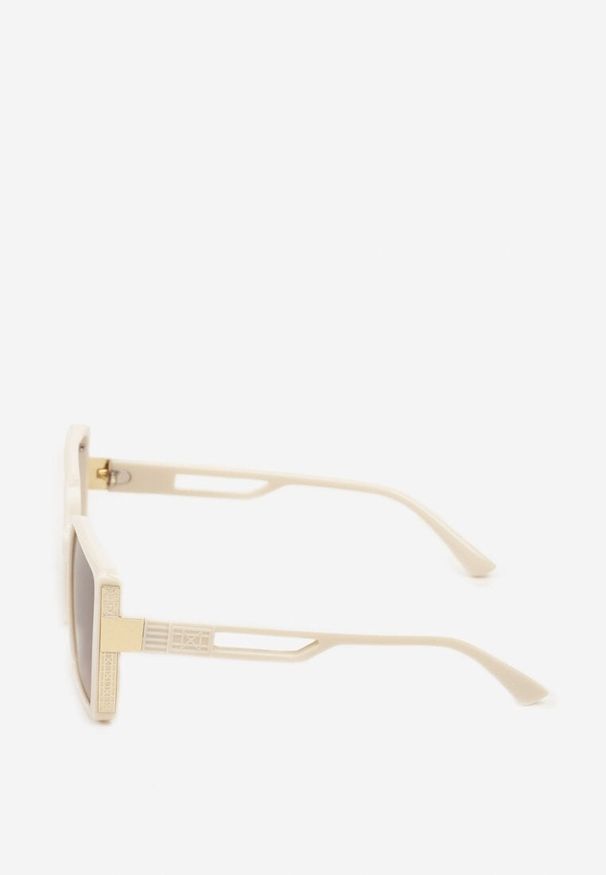 Born2be - Jasnobeżowe Kwadratowe Okulary Przeciwsłoneczne z Filtrem UV Talunetta. Kolor: beżowy. Materiał: jeans