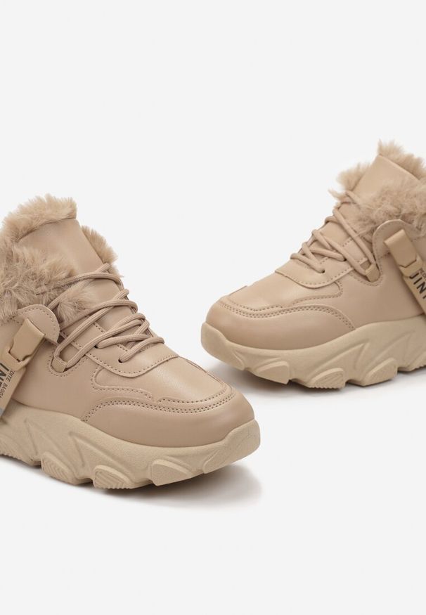 Renee - Ciemnobeżowe Sneakersy Przed Kostkę na Płaskiej Grubej Podeszwie z Ociepleniem ze Sztucznego Futerka Borrolla. Wysokość cholewki: przed kostkę. Kolor: beżowy. Materiał: futro. Sezon: zima