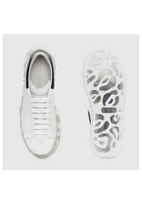 Alexander McQueen - ALEXANDER MCQUEEN Białe sneakersy męskie z przezroczystą podeszwą. Kolor: biały. Materiał: skóra