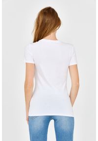 Guess - GUESS Damski biały t-shirt ze zdobionym logo. Kolor: biały. Materiał: bawełna. Wzór: aplikacja