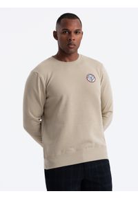 Ombre Clothing - Nierozpinana dresowa bluza męska z naszywką w stylu college – piaskowa V3. Okazja: na uczelnię, na co dzień. Materiał: dresówka. Wzór: aplikacja. Styl: sportowy, casual, elegancki