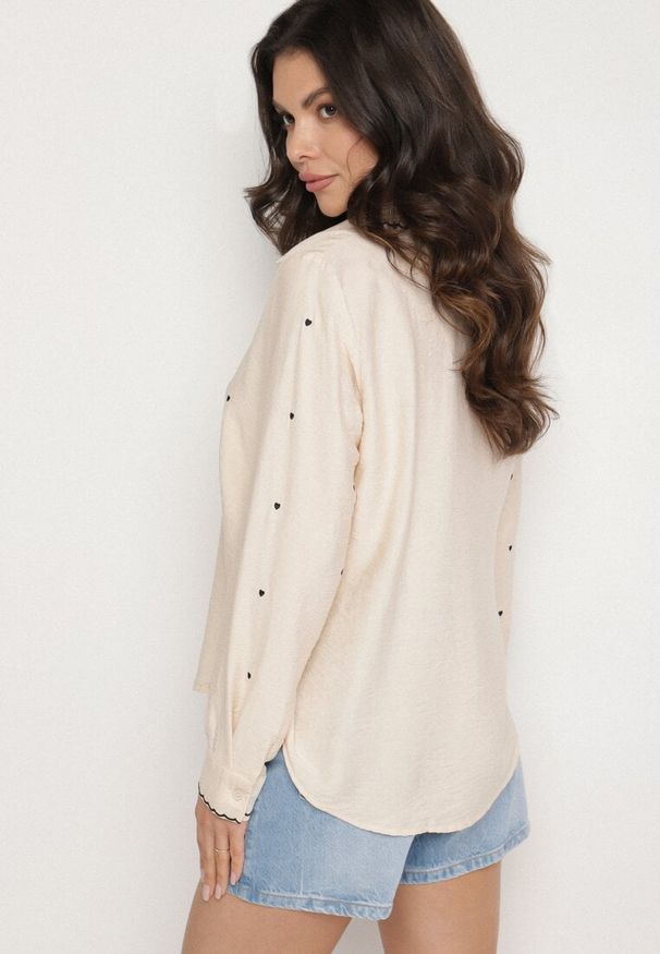 Born2be - Beżowa Wiskozowa Koszula z Haftowanymi Sercami Kollireia. Okazja: na co dzień. Typ kołnierza: kołnierzyk klasyczny. Kolor: beżowy. Długość: długie. Wzór: haft. Materiał: wiskoza. Długość rękawa: długi rękaw. Sezon: wiosna. Styl: casual, klasyczny