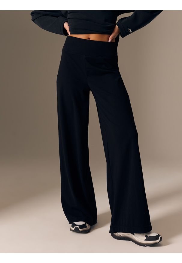 4f - 4F Spodnie dresowe z szerokimi nogawkami damskie - czarne M. Stan: podwyższony. Kolor: czarny. Materiał: dresówka. Długość: do kostek