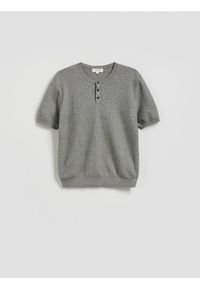 Reserved - T-shirt henley z dodatkiem tencelu - jasnoszary. Typ kołnierza: typu henley. Kolor: szary. Materiał: tkanina, bawełna #1