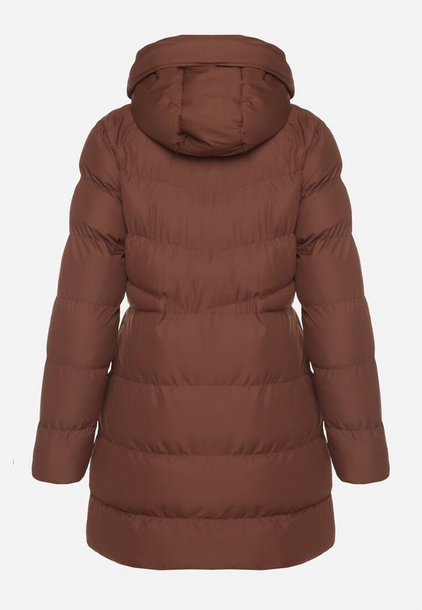 Born2be - Brązowa Długa Pikowana Kurtka z Kapturem i Dwustronnym Suwakiem Naorinae. Okazja: do pracy, na co dzień. Typ kołnierza: kaptur. Kolor: brązowy. Materiał: jeans. Długość rękawa: długi rękaw. Długość: długie. Sezon: zima. Styl: casual, elegancki