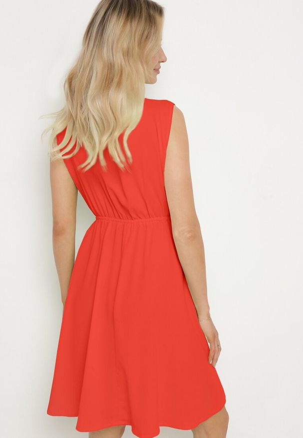 Born2be - Czerwona Sukienka z Kopertowym Dekoltem i Gumką w Pasie Vereri. Typ kołnierza: dekolt kopertowy. Kolor: czerwony. Długość rękawa: krótki rękaw. Typ sukienki: kopertowe