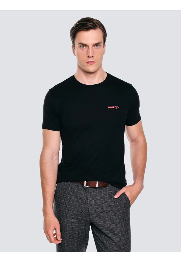 Big-Star - Koszulka męska z niewielkim nadrukiem na piersi czarna Karr 906. Okazja: na co dzień. Kolor: czarny. Materiał: dzianina, jeans. Długość rękawa: krótki rękaw. Długość: krótkie. Wzór: nadruk. Styl: wizytowy, casual, klasyczny, elegancki