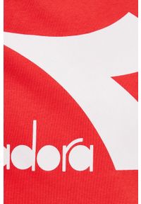 Diadora bluza męska kolor czerwony z kapturem z nadrukiem. Typ kołnierza: kaptur. Kolor: czerwony. Materiał: bawełna. Wzór: nadruk