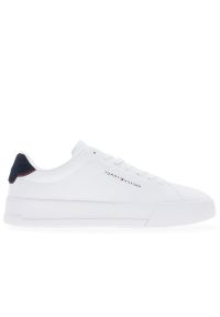 TOMMY HILFIGER - Buty męskie Tommy Hilfiger Court Leather Detail FM0FM05367-0LD - białe. Okazja: na co dzień. Kolor: biały. Materiał: poliester, skóra, guma. Szerokość cholewki: normalna