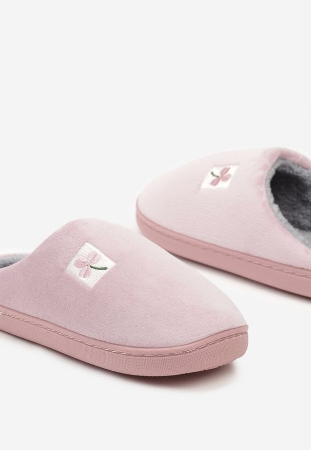 Born2be - Różowe Płaskie Welurowe Kapcie Vices Cleiona. Okazja: na co dzień, do domu. Nosek buta: okrągły. Kolor: różowy. Materiał: welur. Wzór: aplikacja. Styl: klasyczny, casual