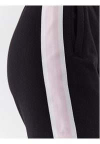 Guess Spodnie dresowe V3YB20 KBV71 Czarny Regular Fit. Kolor: czarny. Materiał: bawełna