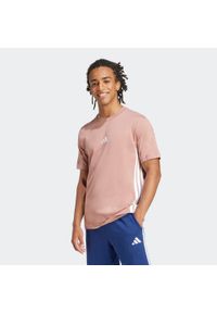 Adidas - Koszulka męska ADIDAS Gym & Pilates. Kolor: różowy. Materiał: bawełna, włókno. Sport: joga i pilates #1