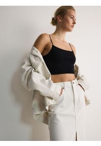 Reserved - Crop top - czarny. Kolor: czarny. Materiał: prążkowany, bawełna, dzianina. Długość: krótkie