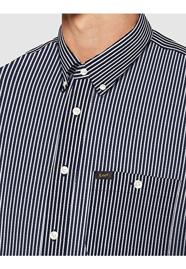 Lee - LEE RIVETED SHIRT RELAXED FIT MĘSKA KOSZULA MATERIAŁOWA W PASKI WASHED BLUE L66ITPLR 112116464. Materiał: materiał. Wzór: paski