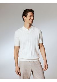 Reserved - Strukturalny sweter polo - złamana biel. Typ kołnierza: polo. Materiał: dzianina, bawełna #1