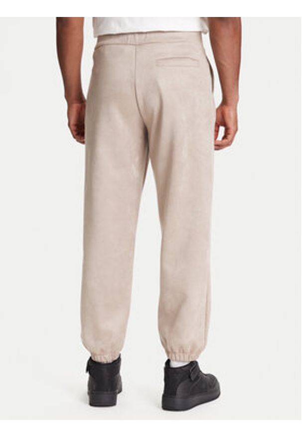 Guess Spodnie dresowe Z5YB03 KCJY2 Beżowy Regular Fit. Kolor: beżowy. Materiał: bawełna