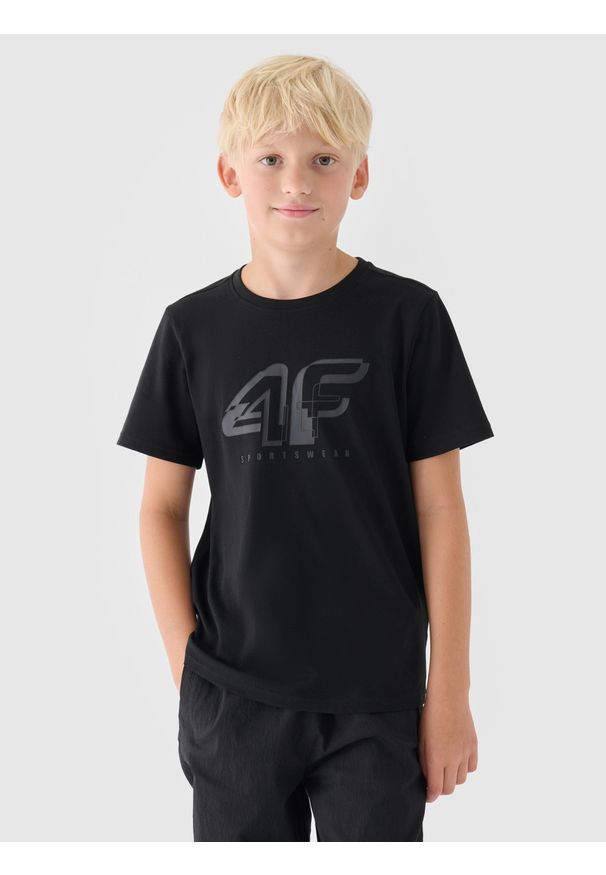 4f - 4F T-shirt z nadrukiem chłopięcy - czarny 140 (9-10 lat). Okazja: na co dzień. Kolor: czarny. Materiał: bawełna, jersey, dzianina. Długość rękawa: krótki rękaw. Długość: krótkie. Wzór: nadruk. Sezon: lato. Styl: sportowy, casual, klasyczny