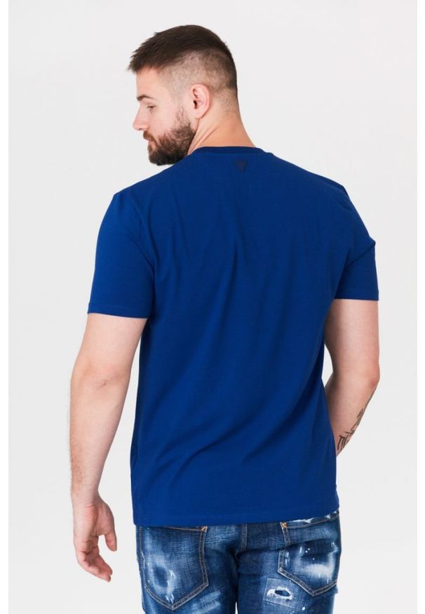 Guess - GUESS Granatowy t-shirt męski z logo w moro. Kolor: niebieski. Wzór: moro