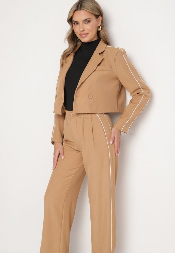 Born2be - Beżowy Komplet w Garniturowym Stylu Zdobiony Lampasem Krótka Marynarka i Spodnie Avaniah. Kolor: beżowy. Wzór: aplikacja