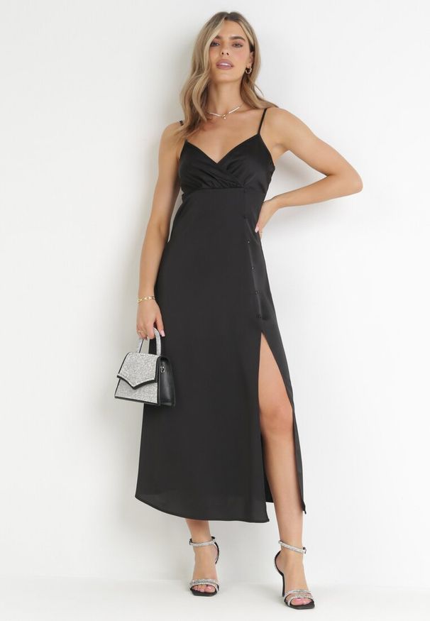 Born2be - Czarna Sukienka Maxi na Ramiączkach z Głębokim Dekoltem Issabelle. Kolor: czarny. Długość rękawa: na ramiączkach. Typ sukienki: kopertowe. Długość: maxi