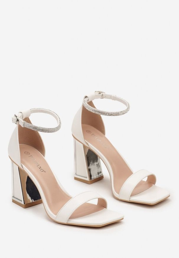 Born2be - Białe Sandały na Metalicznym Obcasie Ozdobione Cyrkoniami Wilamla. Okazja: na co dzień, na imprezę. Zapięcie: sprzączka. Kolor: biały. Wzór: aplikacja. Materiał: jeans. Sezon: lato. Obcas: na obcasie. Styl: casual. Wysokość obcasa: średni