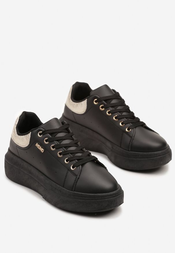 Renee - Czarno-Złote Sneakersy na Niskim Koturnie Zdobione Metalicznymi Wstawkami Alirisa. Okazja: na co dzień. Kolor: czarny. Materiał: jeans. Szerokość cholewki: normalna. Wzór: aplikacja. Obcas: na koturnie