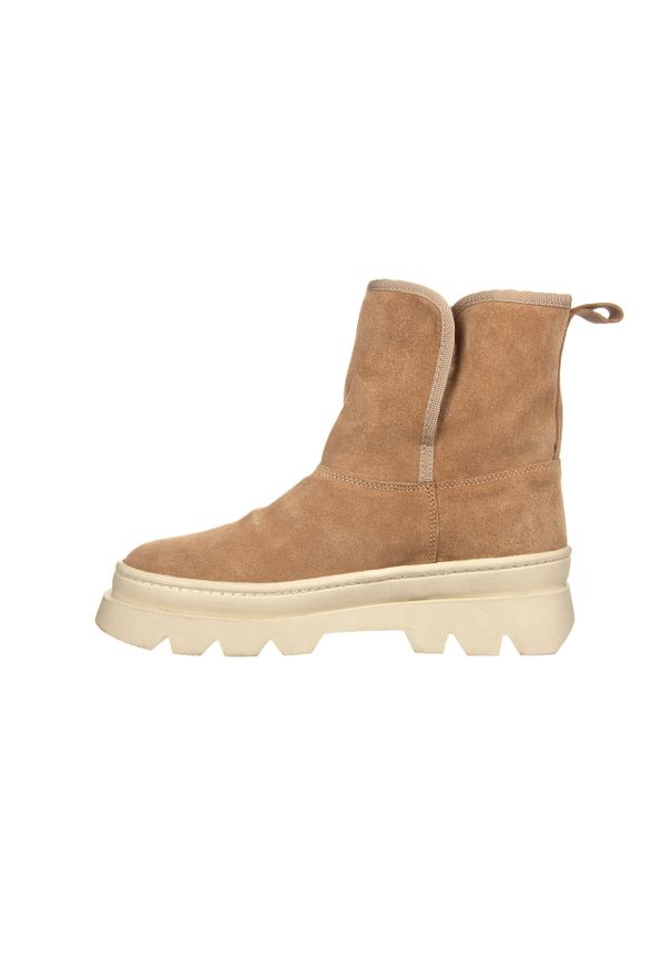 Botki Bayla-161 031 Jordy 001 Srt 81 Agatha Camel Suede 161657, Beżowy, Skóra naturalna. Okazja: na co dzień. Nosek buta: okrągły. Zapięcie: bez zapięcia. Kolor: beżowy. Szerokość cholewki: normalna. Wysokość cholewki: za kostkę. Materiał: zamsz. Sezon: jesień, zima. Obcas: na obcasie. Styl: casual, elegancki. Wysokość obcasa: średni