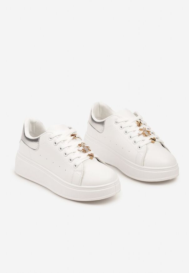 Renee - Biało-Srebrne Sneakersy na Platformie Wykończone Cyrkoniowymi Aplikacjami Vliorina. Nosek buta: okrągły. Zapięcie: sznurówki. Kolor: biały. Materiał: materiał. Wzór: aplikacja. Obcas: na platformie. Wysokość obcasa: niski