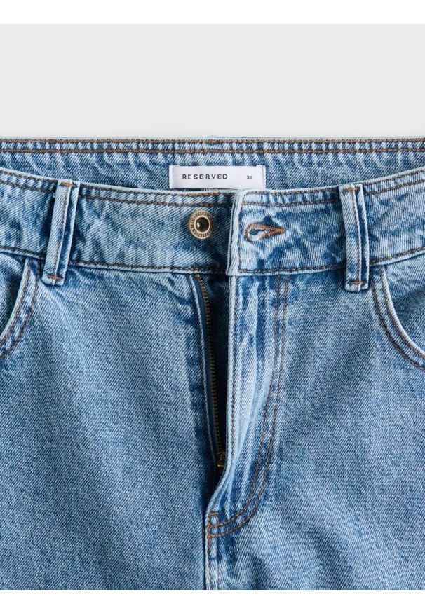 Reserved - Jeansy carrot z efektem sprania - niebieski. Kolor: niebieski