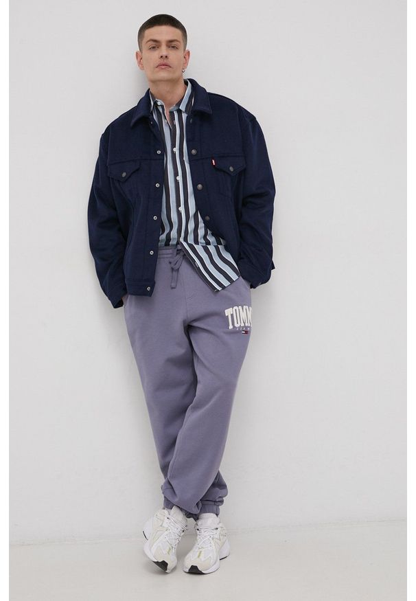 Tommy Jeans Spodnie DM0DM12548.PPYY męskie kolor fioletowy z aplikacją. Kolor: fioletowy. Materiał: bawełna, dzianina. Wzór: aplikacja
