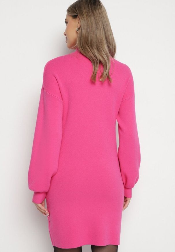 Born2be - Fuksjowa Sweterkowa Sukienka Ozdobiony Stójką i Ściągaczami Vetiora. Okazja: na spacer, na spotkanie biznesowe. Typ kołnierza: kołnierzyk stójkowy. Kolor: różowy. Materiał: dzianina. Wzór: aplikacja. Typ sukienki: proste, dopasowane. Styl: biznesowy
