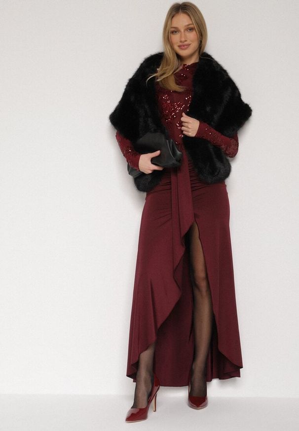 Born2be - Czarne Ponczo Etola z Futerka w Stylu Szala Cahreva. Okazja: na wesele, na ślub cywilny, na imprezę. Kolor: czarny. Materiał: futro. Styl: klasyczny, elegancki