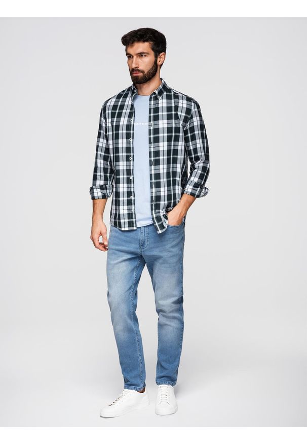 Ombre Clothing - Spodnie męskie jeansowe CARROT z przetarciami - jasnoniebieskie V1 - Rozmiar: L. Okazja: na co dzień, do pracy. Kolor: niebieski. Materiał: jeans. Wzór: aplikacja. Styl: casual