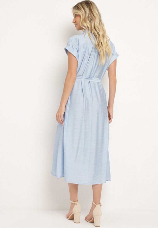 Born2be - Niebieska Koszulowa Sukienka na Guziki z Materiałowym Paskiem w Talii Qisofia. Okazja: na co dzień, na imprezę. Typ kołnierza: dekolt w kształcie V. Kolor: niebieski. Materiał: materiał. Typ sukienki: koszulowe. Styl: klasyczny, casual, elegancki